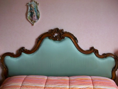 Testata letto matrimoniale intarsiata con rivestimento verde 